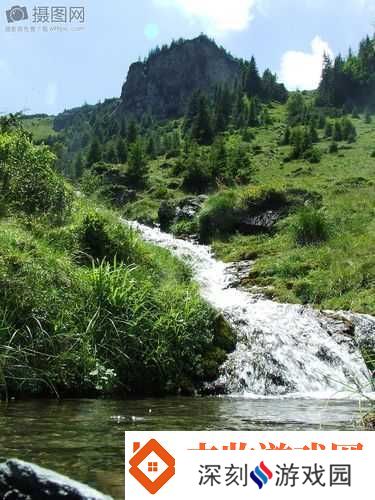 两峰夹小溪地湿又无泥